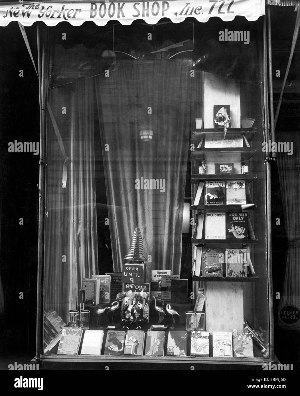 New York, New York:    1930 The New Yorker Book Shop at 722 Madison Avenue in New York. Stock Photo