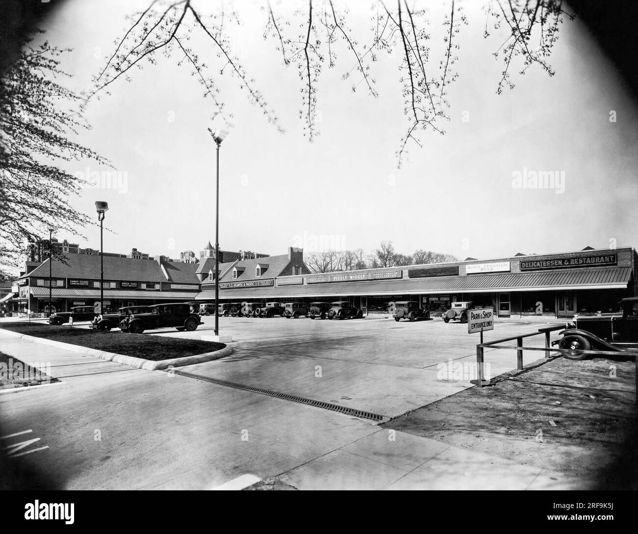 Washington, D.C.:  1930 The new Park & Shop Center development done by Shannon & Luchs on Connecticut Avenue in Cleveland Park. Stock Photo