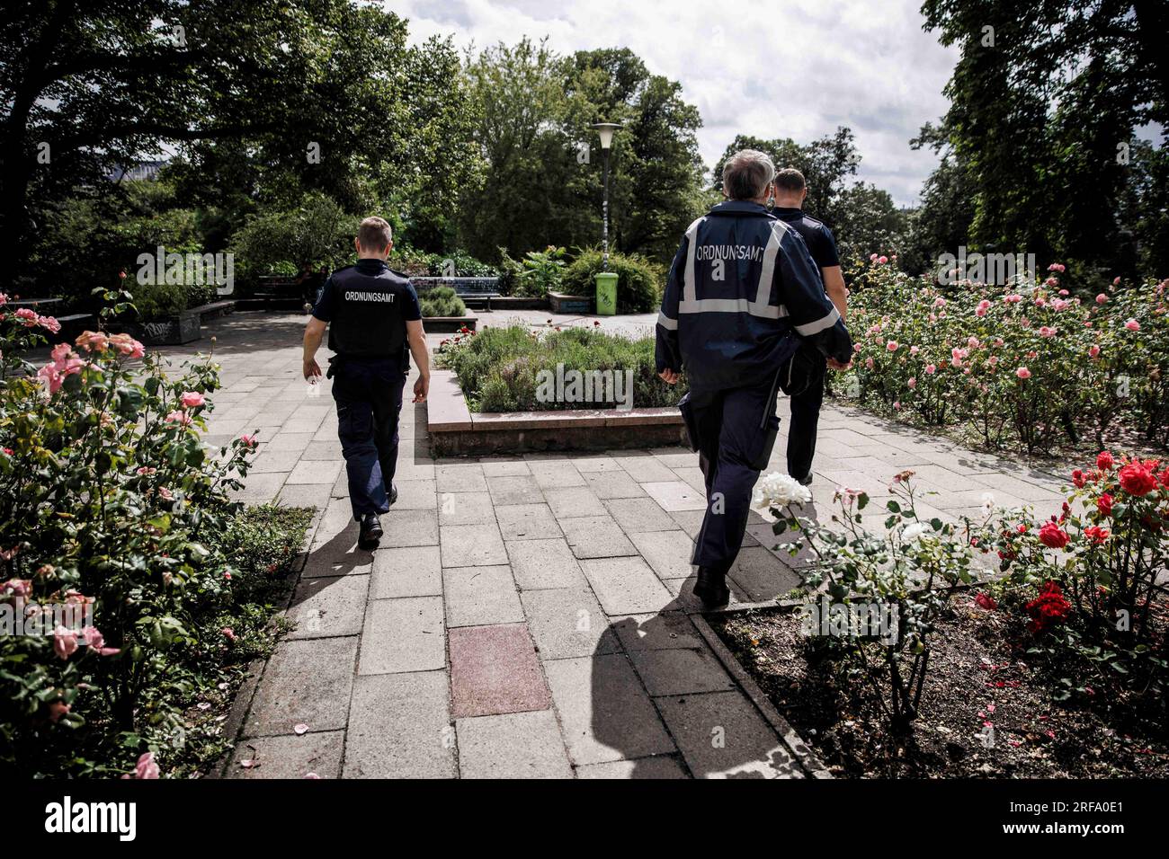 Berlin, Germany. 01st Aug, 2023. Employees of the public order office go on patrol through Weinbergspark. The inspections by the public order office focus on violations of the Green Spaces Act and violations of the leash requirement for dogs. Credit: Carsten Koall/dpa/Alamy Live News Stock Photo