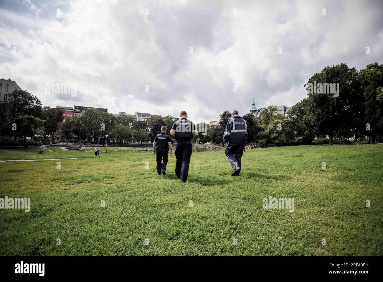 Berlin, Germany. 01st Aug, 2023. Employees of the public order office patrol the meadow in Weinbergspark. The inspections by the public order office are concerned with violations of the Green Spaces Act and violations of the leash requirement for dogs. Credit: Carsten Koall/dpa/Alamy Live News Stock Photo