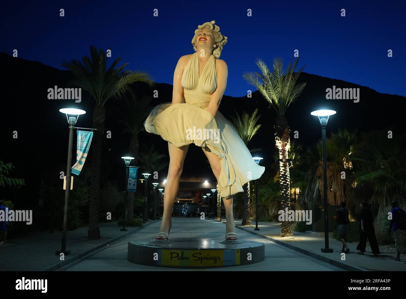 Forever marilyn sculpture foot hi-res stock photography and images - Alamy