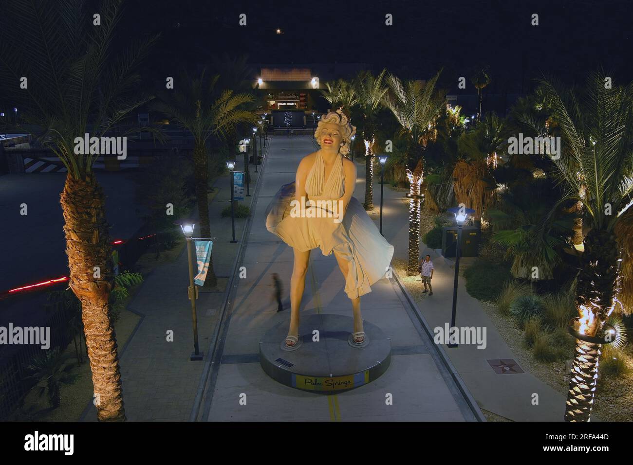 Forever marilyn sculpture foot hi-res stock photography and images - Alamy