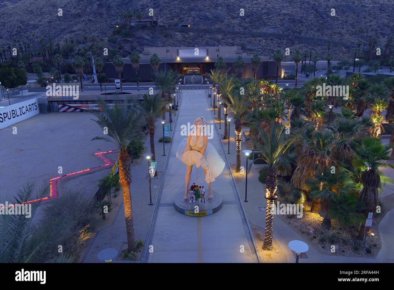 Forever marilyn sculpture foot hi-res stock photography and images - Alamy