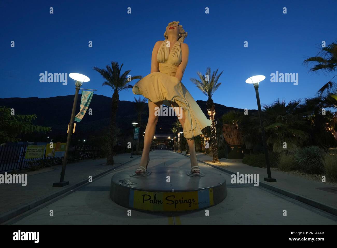 Forever marilyn sculpture foot hi-res stock photography and images - Alamy