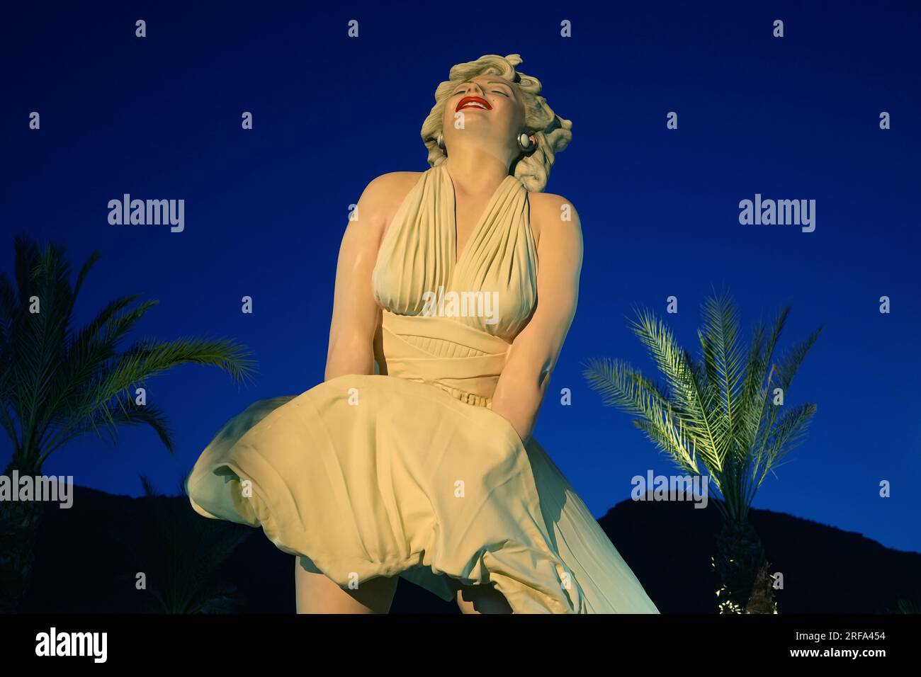 Forever marilyn sculpture foot hi-res stock photography and images - Alamy