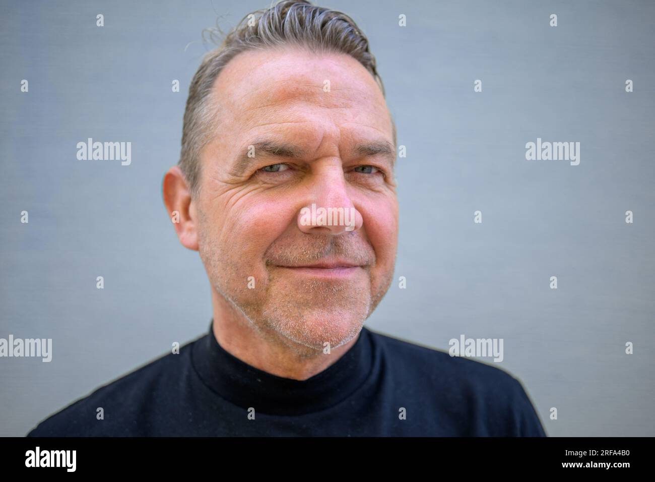 Attractive man smiling hi-res stock photography and images - Alamy