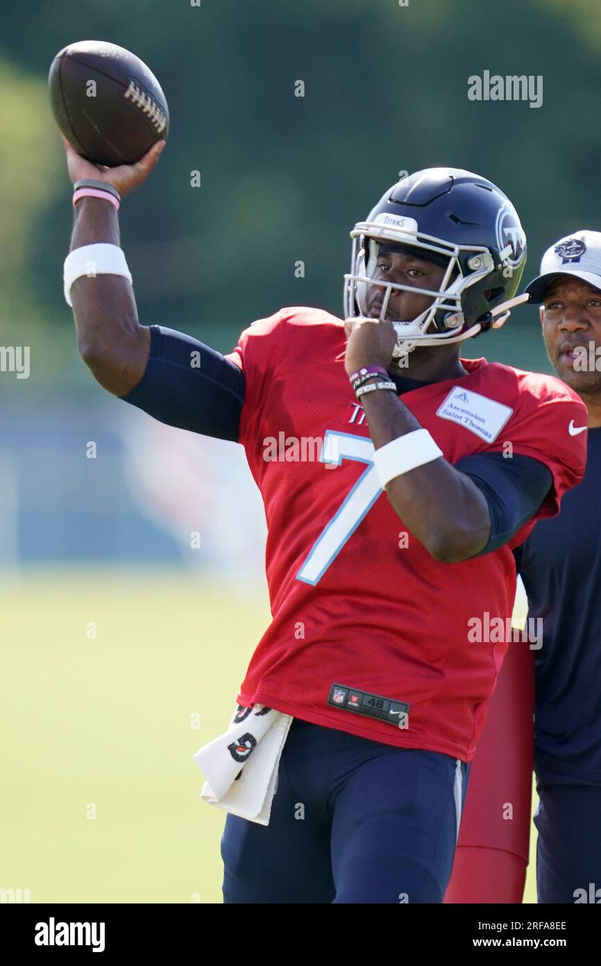 Tennessee Titans quarterback Malik Willis (7) throws a pass during an NFL  football training camp practice Monday, July 31, 2023, in Nashville, Tenn.  (AP Photo/George Walker IV Stock Photo - Alamy