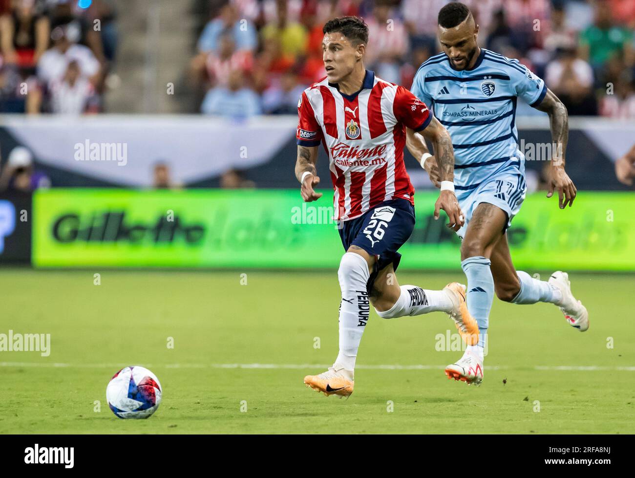 KANSAS CITY, KS - JULY 31: Chivas defender Cristian Calderón (26 ...