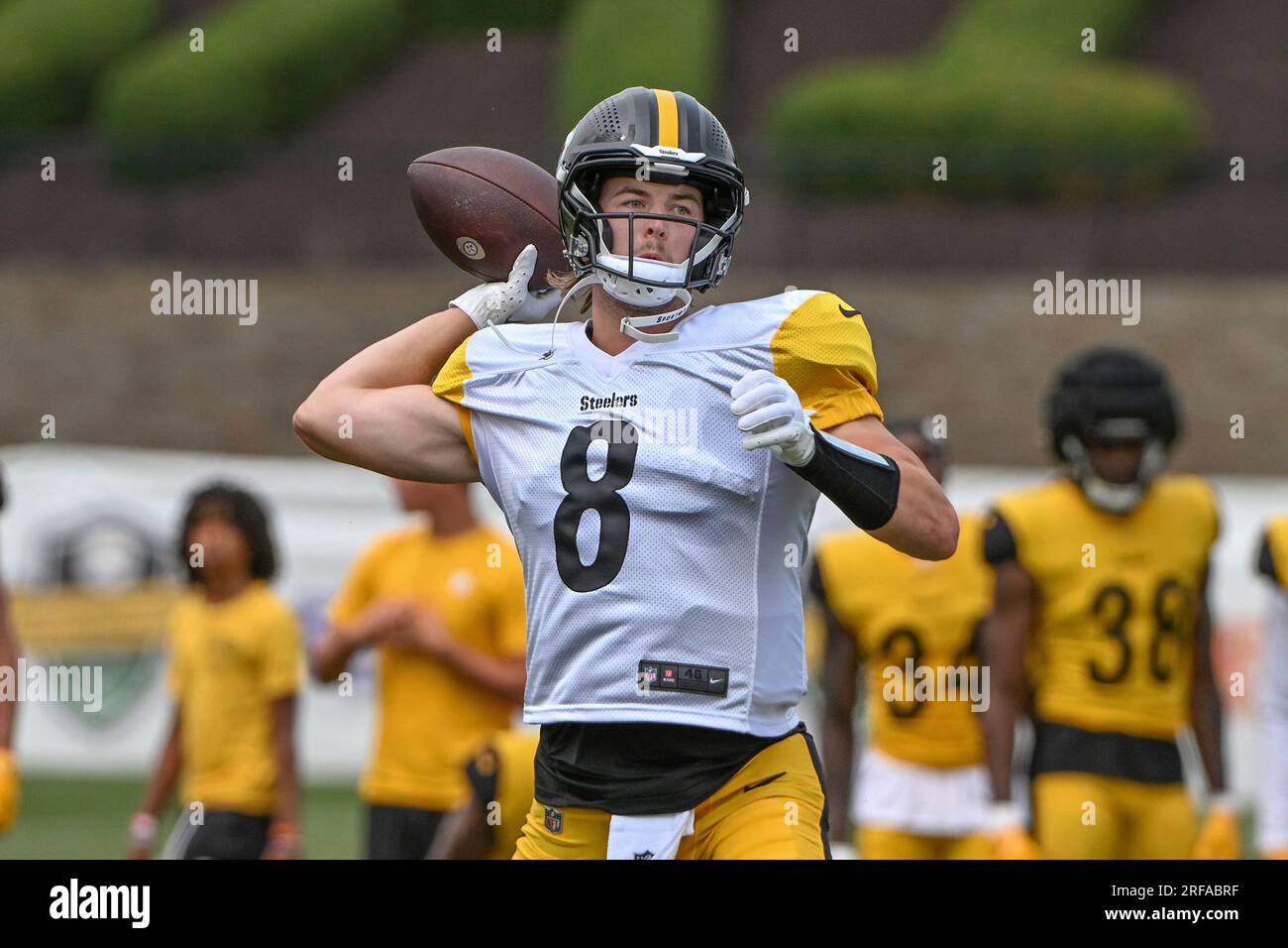 Pittsburgh Steelers quarterback Kenny Pickett (8) participates in the NFL football team's