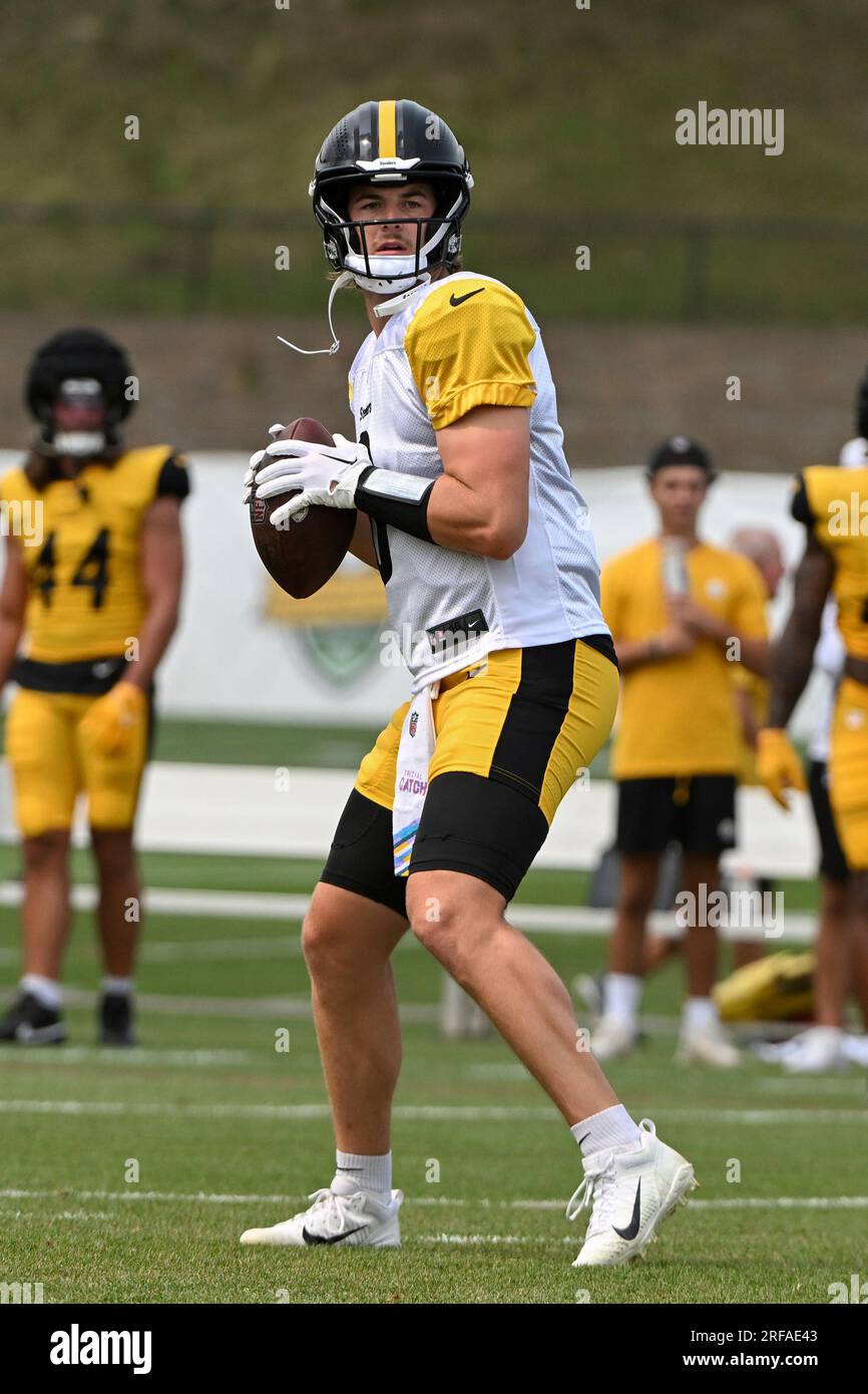 Pittsburgh Steelers quarterback Kenny Pickett (8) participates in the NFL football team's