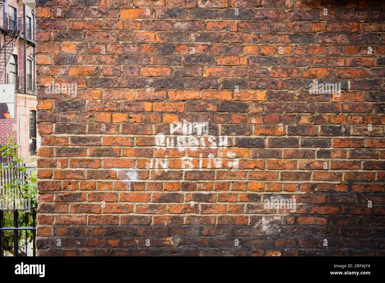 Put your rubbish in here hires stock photography and images Alamy