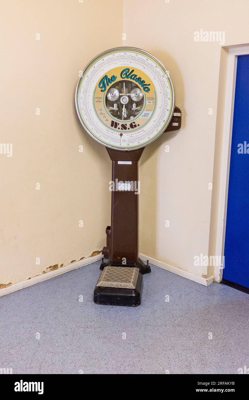 https://c8.alamy.com/comp/2RFAKYB/old-fashioned-classic-weighing-machine-inside-the-ferry-building-at-yarmouthisle-of-wight-englanduk-2RFAKYB.jpg