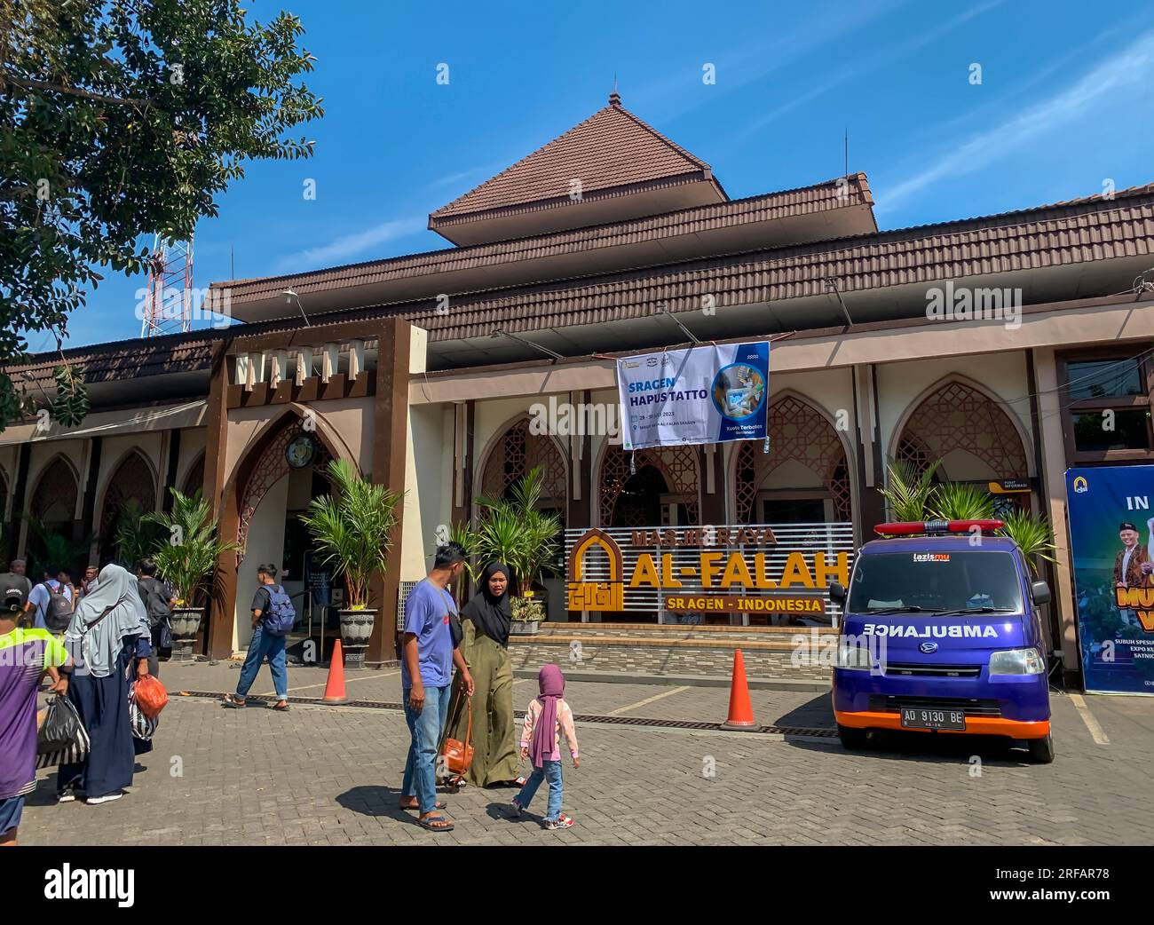 Sragen, Indonesia - July 30, 2023: Masjid Raya Al-Falah Sragen, a modern and professionally managed mosque in Sragen City, Central Java, Indonesia Stock Photo