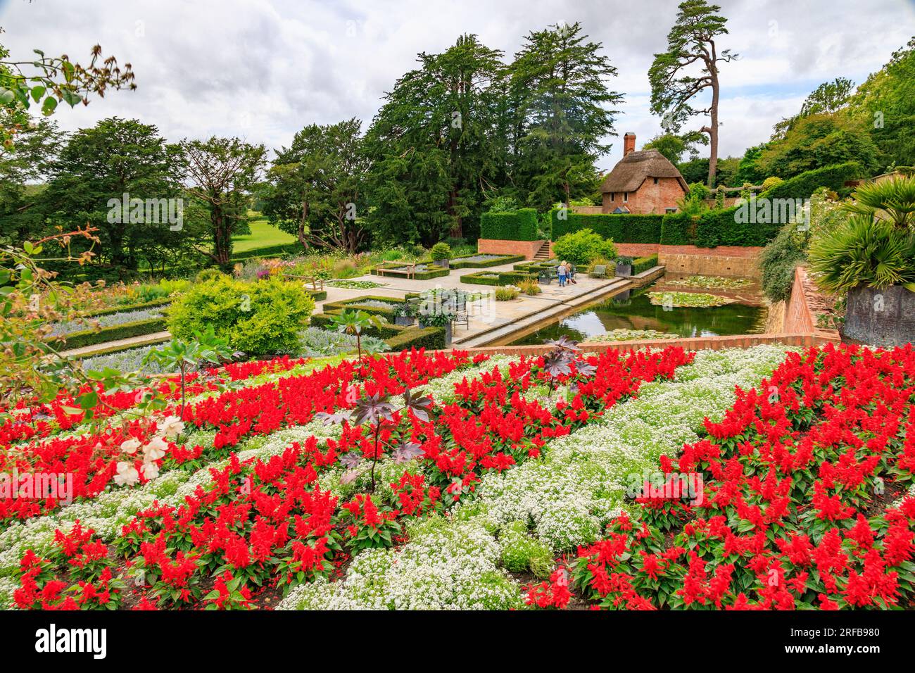 Colourful bedding plants and a pool with water lilies in the Victorian