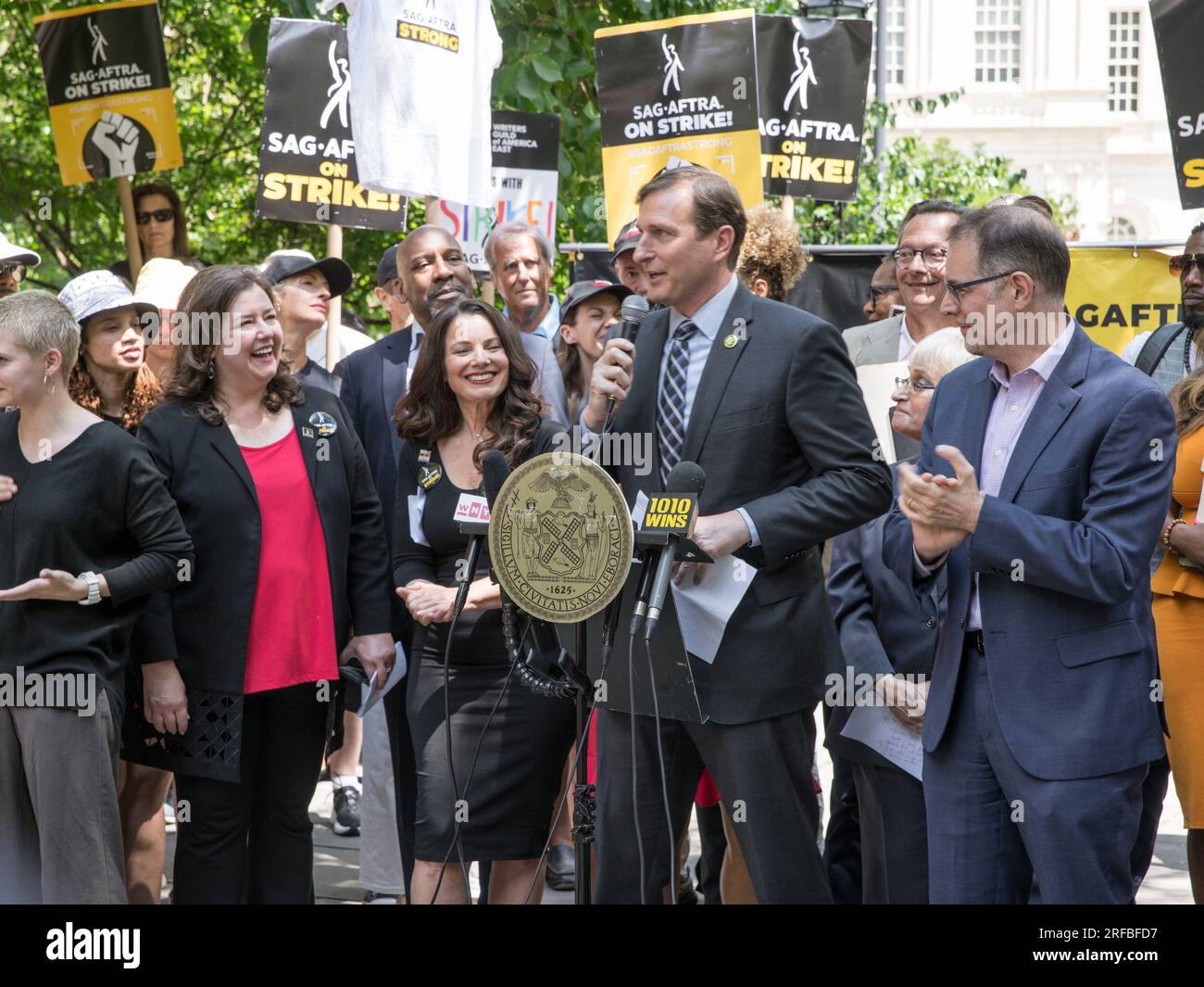 New York, NY, USA. 1st Aug, 2023. Fran Drescher, Lowell Peterson at a public appearance for WGA & SAG-AFTRA Solidarity Rally, City Hall Park, New York, NY August 1, 2023. Credit: Christina DeOrtentiis/Everett Collection/Alamy Live News Stock Photo