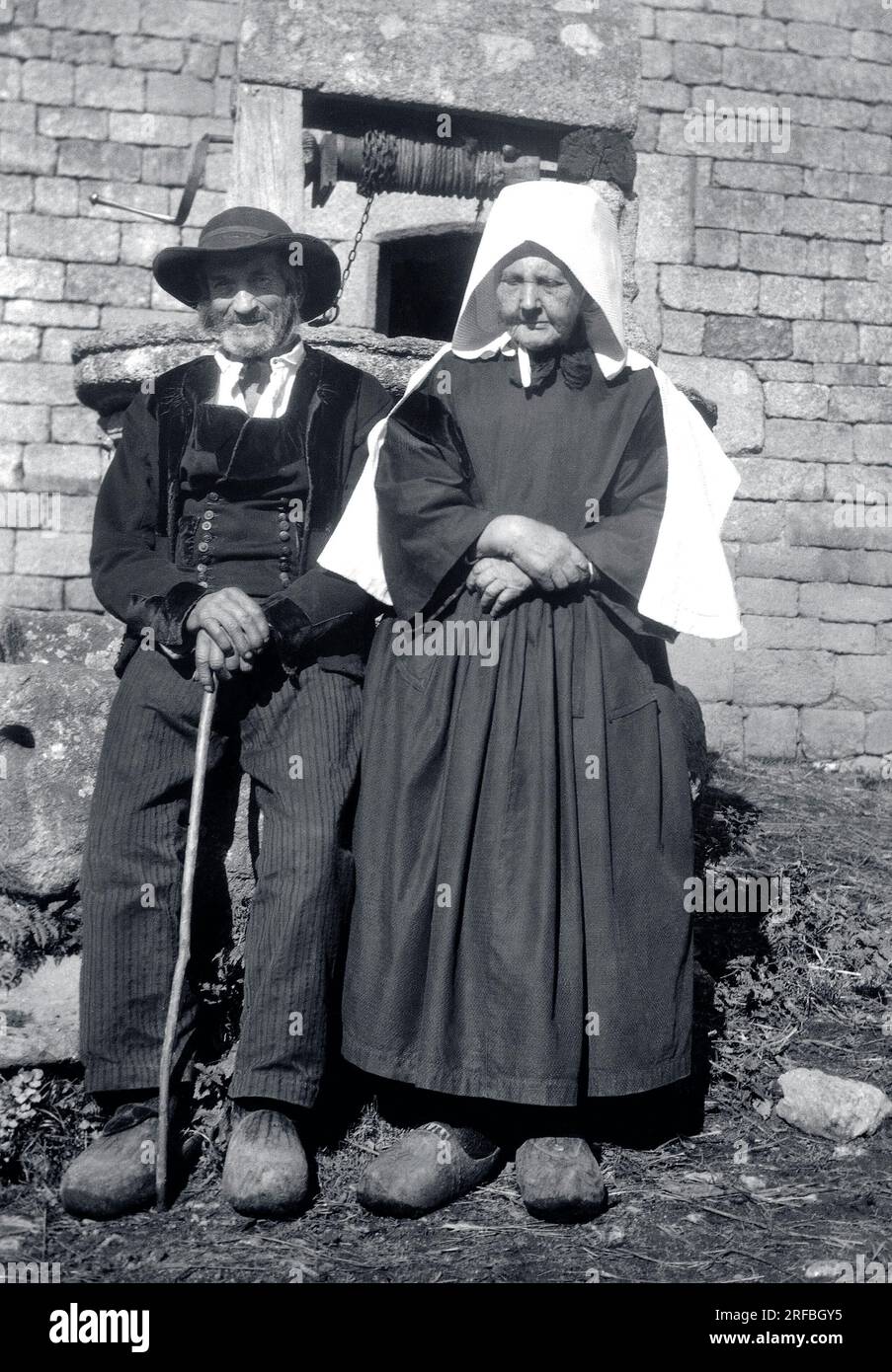 Couple de paysans bretons en costume traditionnel. Bretagne (France), photographie 1917. Stock Photo