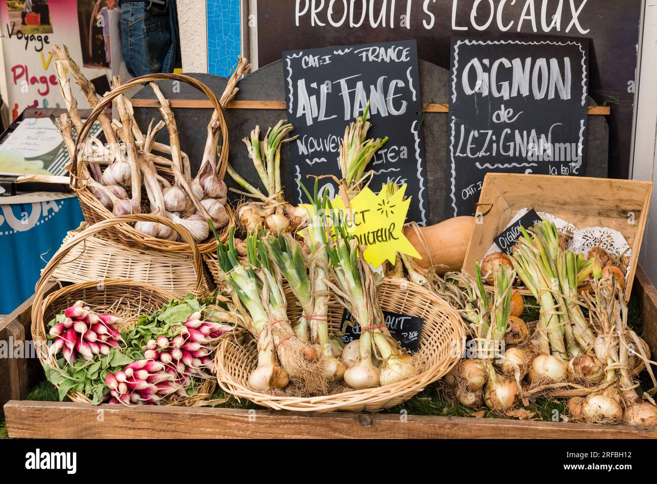 Display of garlic and onion at vegetable shop, Marseillan, Herault, Occitanie, France Stock Photo