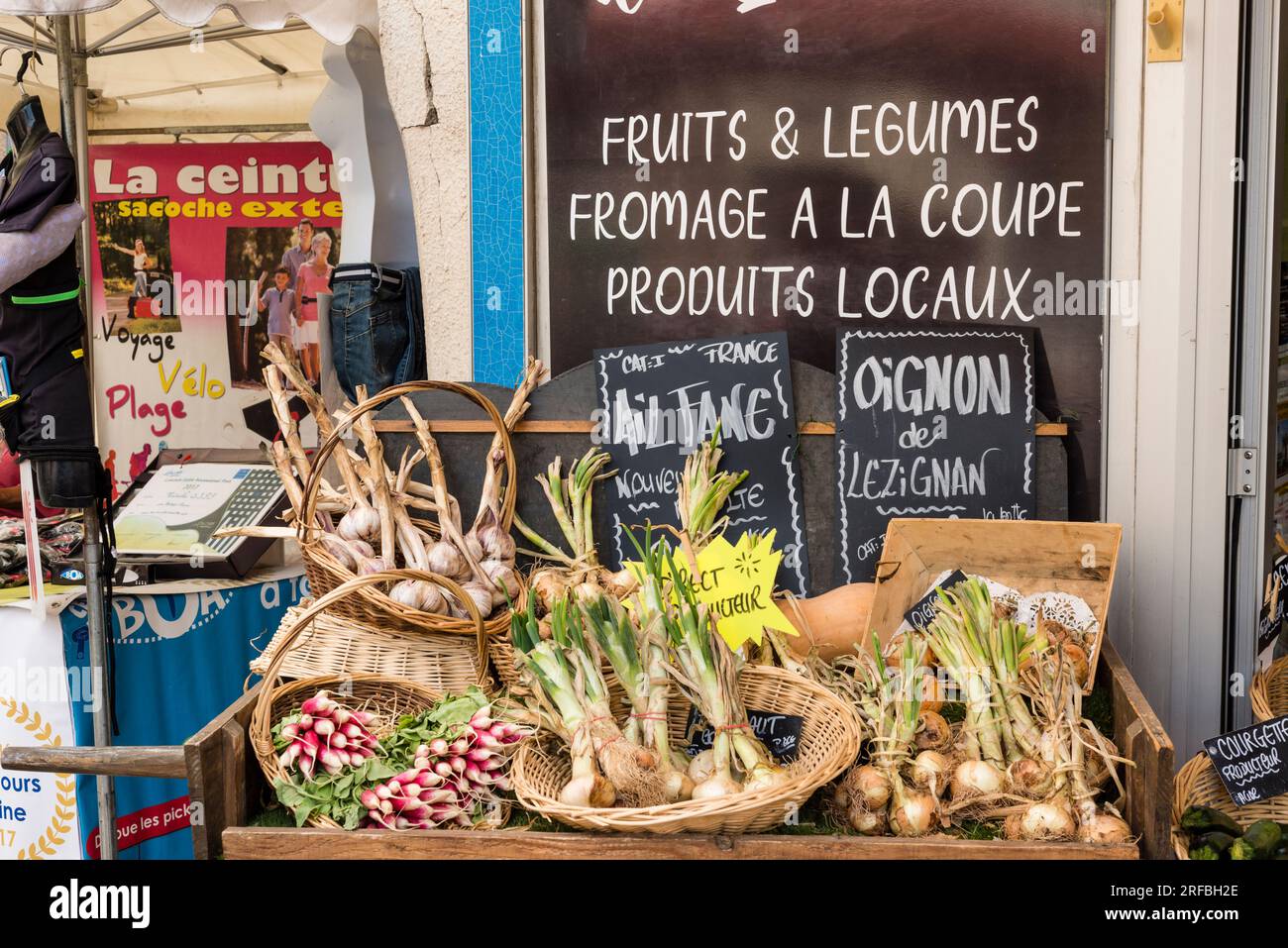 Display of garlic and onion at vegetable shop, Marseillan, Herault, Occitanie, France Stock Photo