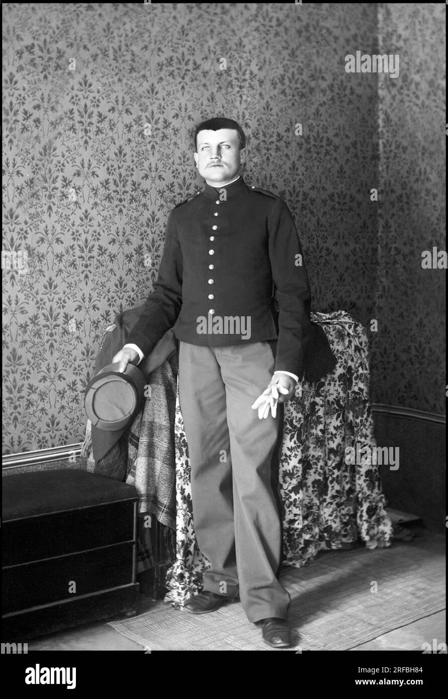 Portrait d'un jeune militaire francais, tenant son chapeau et ses gants a la main. A l'abbaye de Septfontaines, Bourmont (Haute Marne). Photographie, vers 1870-1886, de Paul Emile Theodore Ducos (1849-1913). Stock Photo
