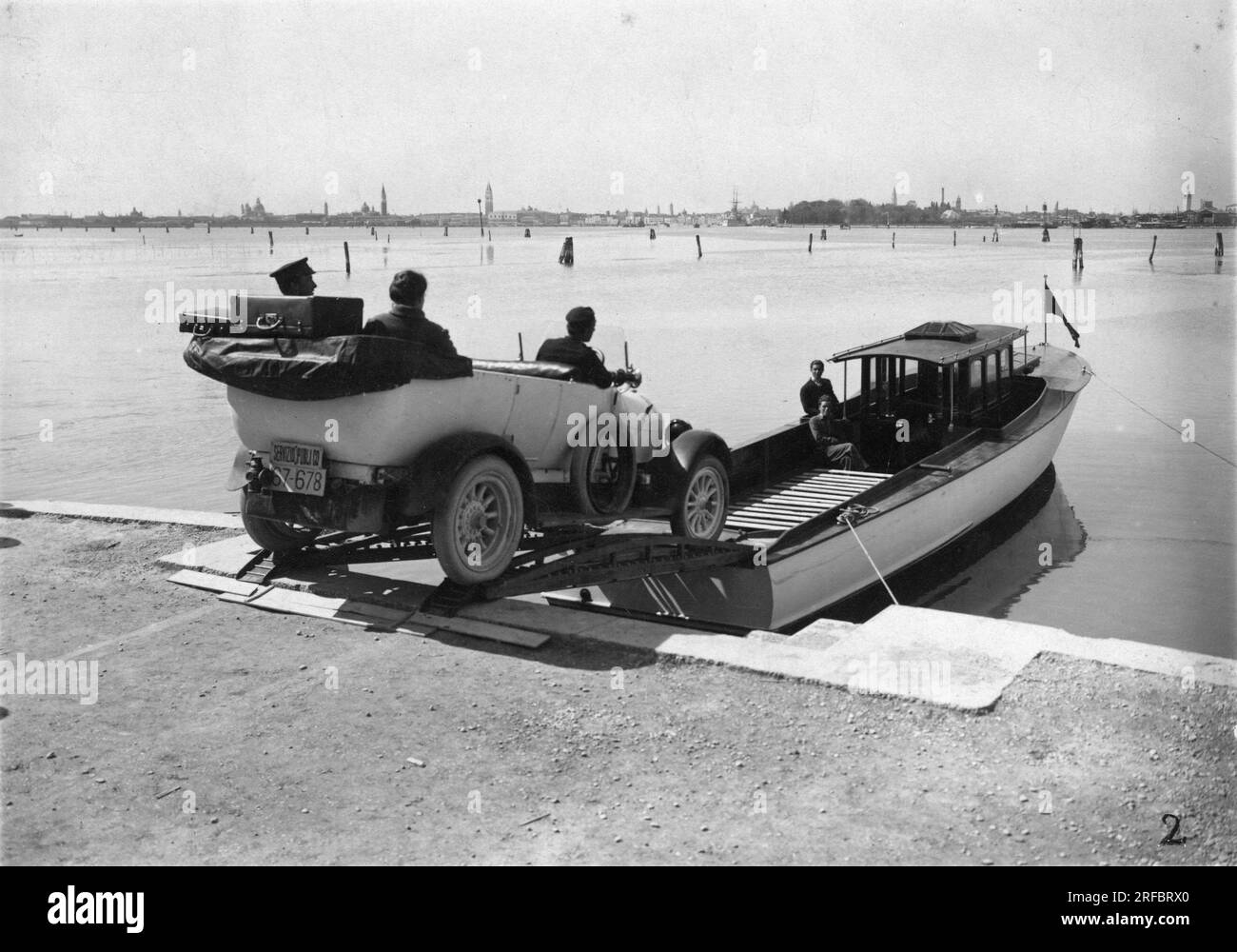 Servizio traghetto per taxi nella laguna di Venezia (anni 20) Stock Photo