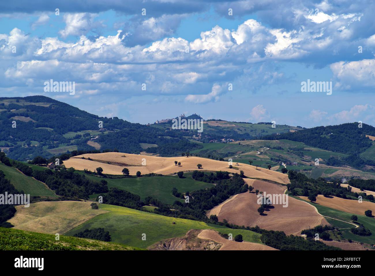 Un cielo di nuvole sulle colline del Montefeltro Stock Photo