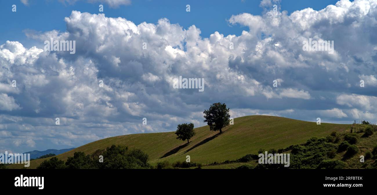 Un cielo di nuvole sulle colline del Montefeltro Stock Photo