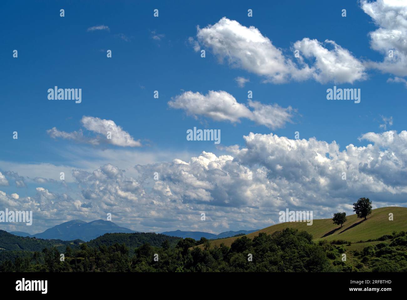 Un cielo di nuvole sulle colline del Montefeltro Stock Photo