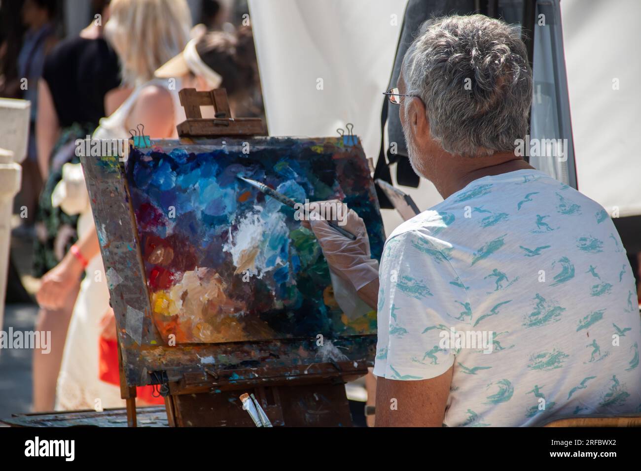 Elderly man painting hi-res stock photography and images - Alamy