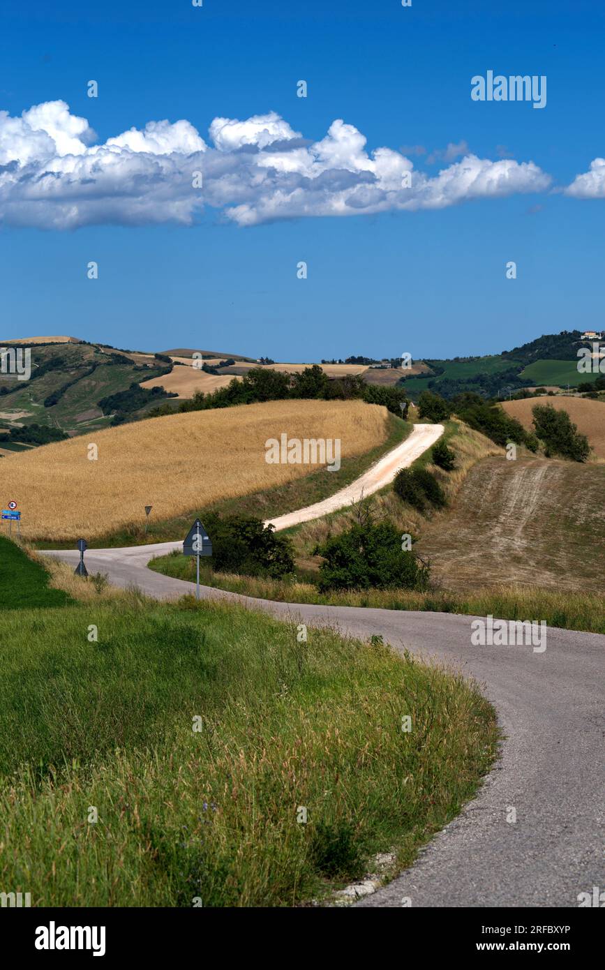 Un cielo di nuvole sulle colline del Montefeltro Stock Photo