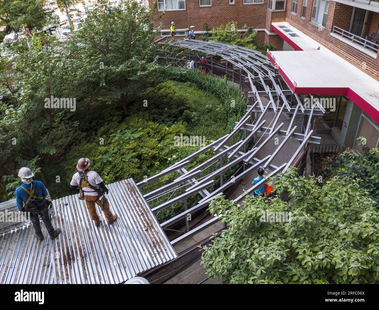 Men on scaffolding new york hi-res stock photography and images - Alamy