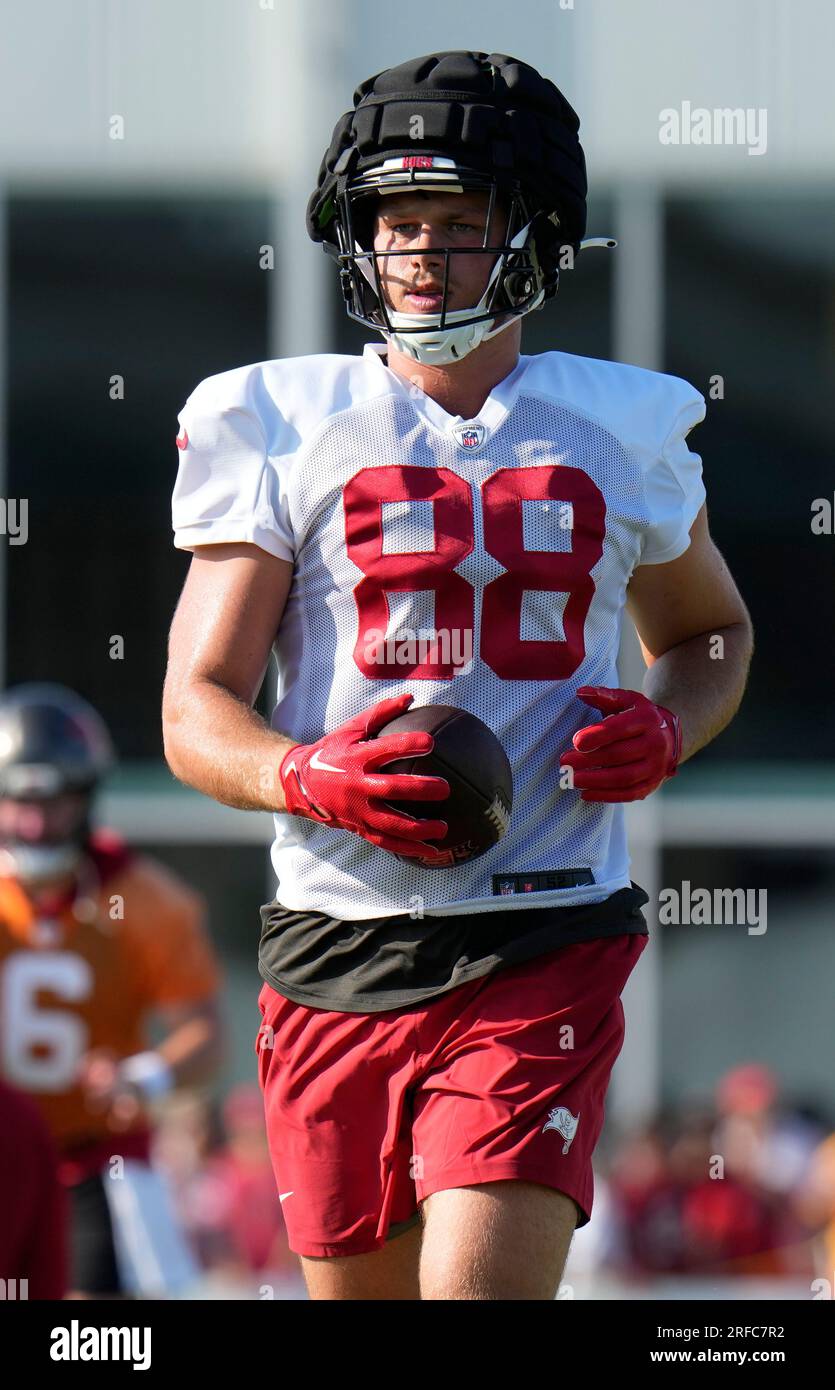 Tampa Bay Buccaneers tight end Cade Otton during a 'Back Together Weekend'  NFL football training camp practice Sunday, July 30, 2023, in Tampa, Fla.  (AP Photo/Chris O'Meara Stock Photo - Alamy