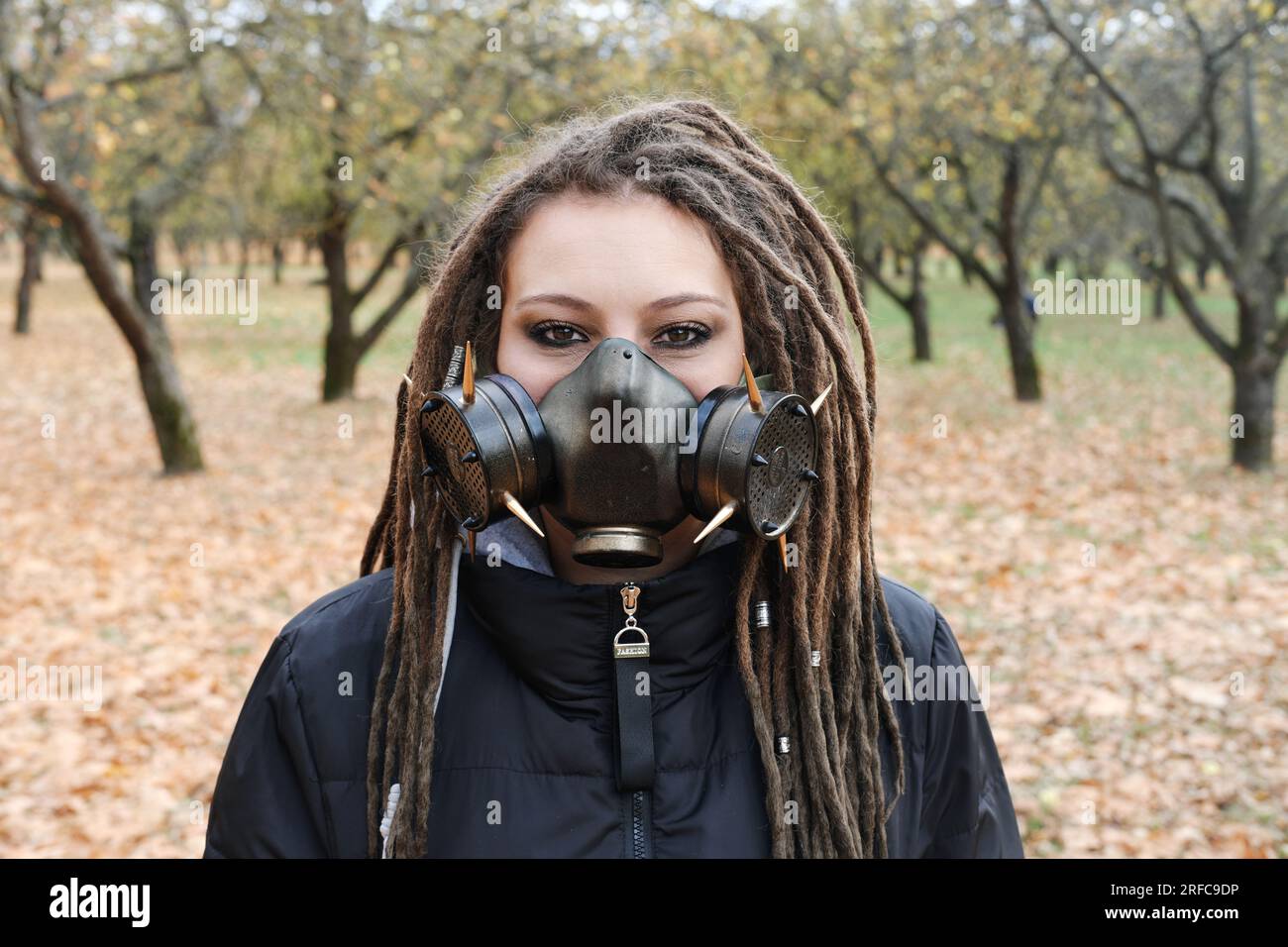 Female model in gas mask hi-res stock photography and images - Alamy