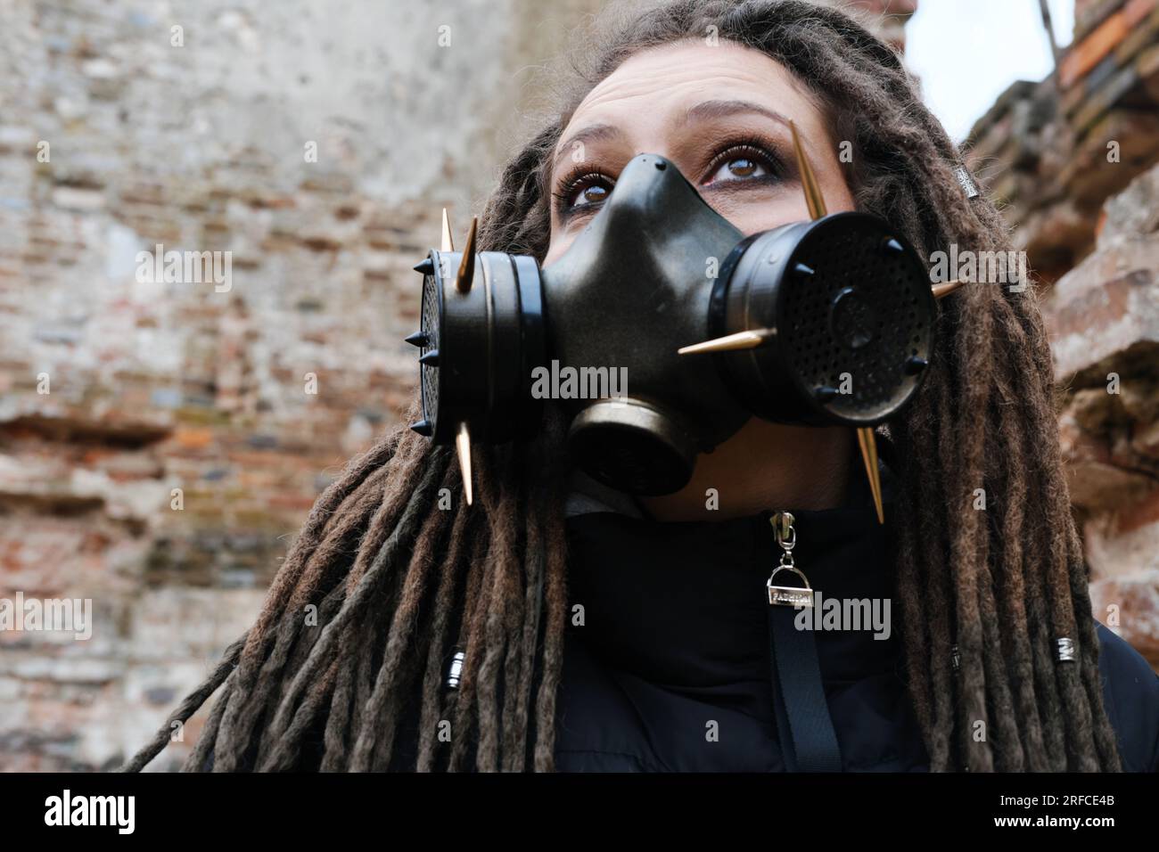 Woman wearing gas mask hi-res stock photography and images - Alamy