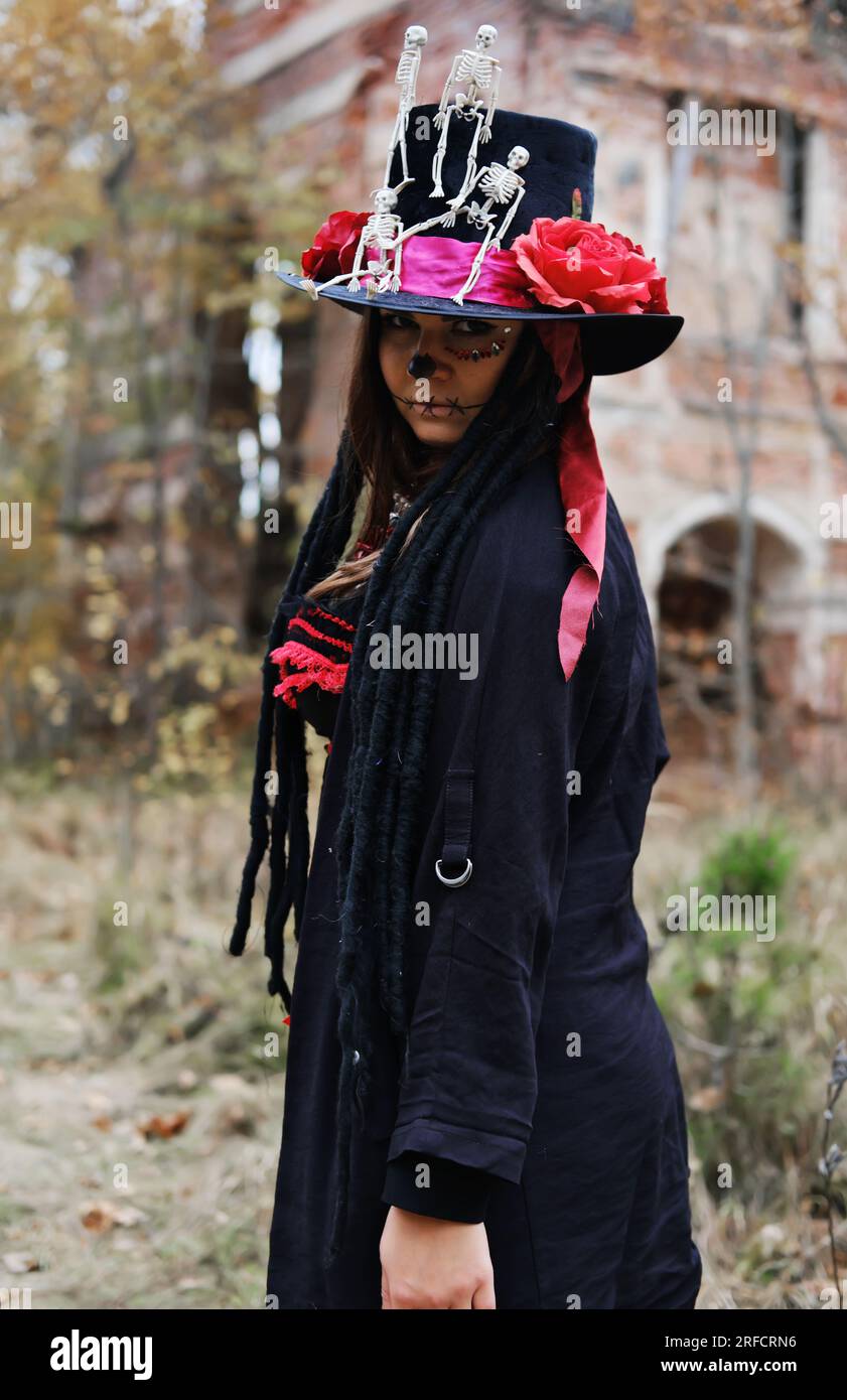 Halloween ghost face paint hi-res stock photography and images - Page 5 -  Alamy, image size:841x1390