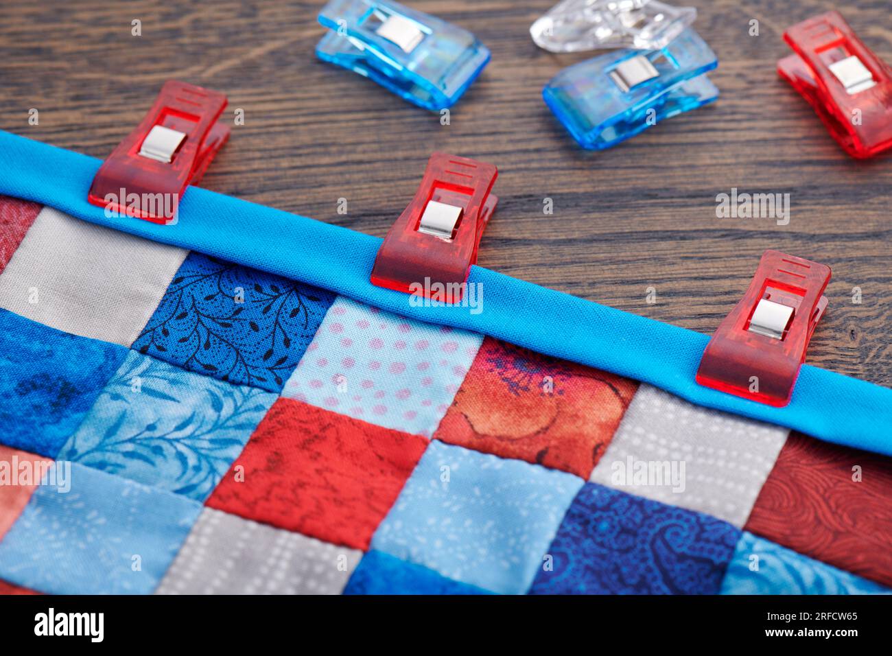 Making of quilt binding by dint of sewing quilting clips Stock Photo - Alamy
