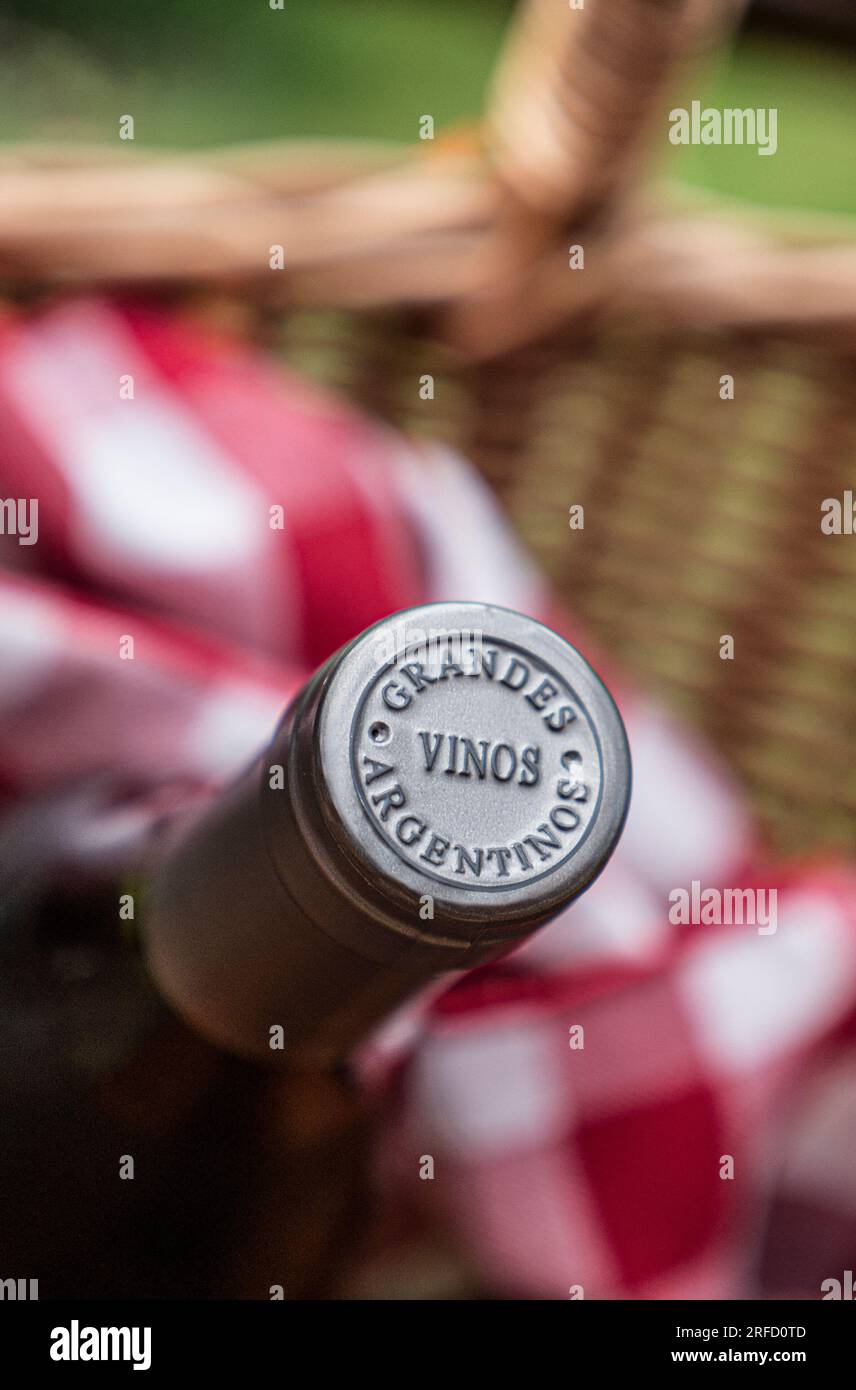 VINOS ARGENTINOS ARGENTINAS Close up encapsulation foil seal on bottle top neck of South American Argentine Chardonnay white wine in alfresco garden Stock Photo