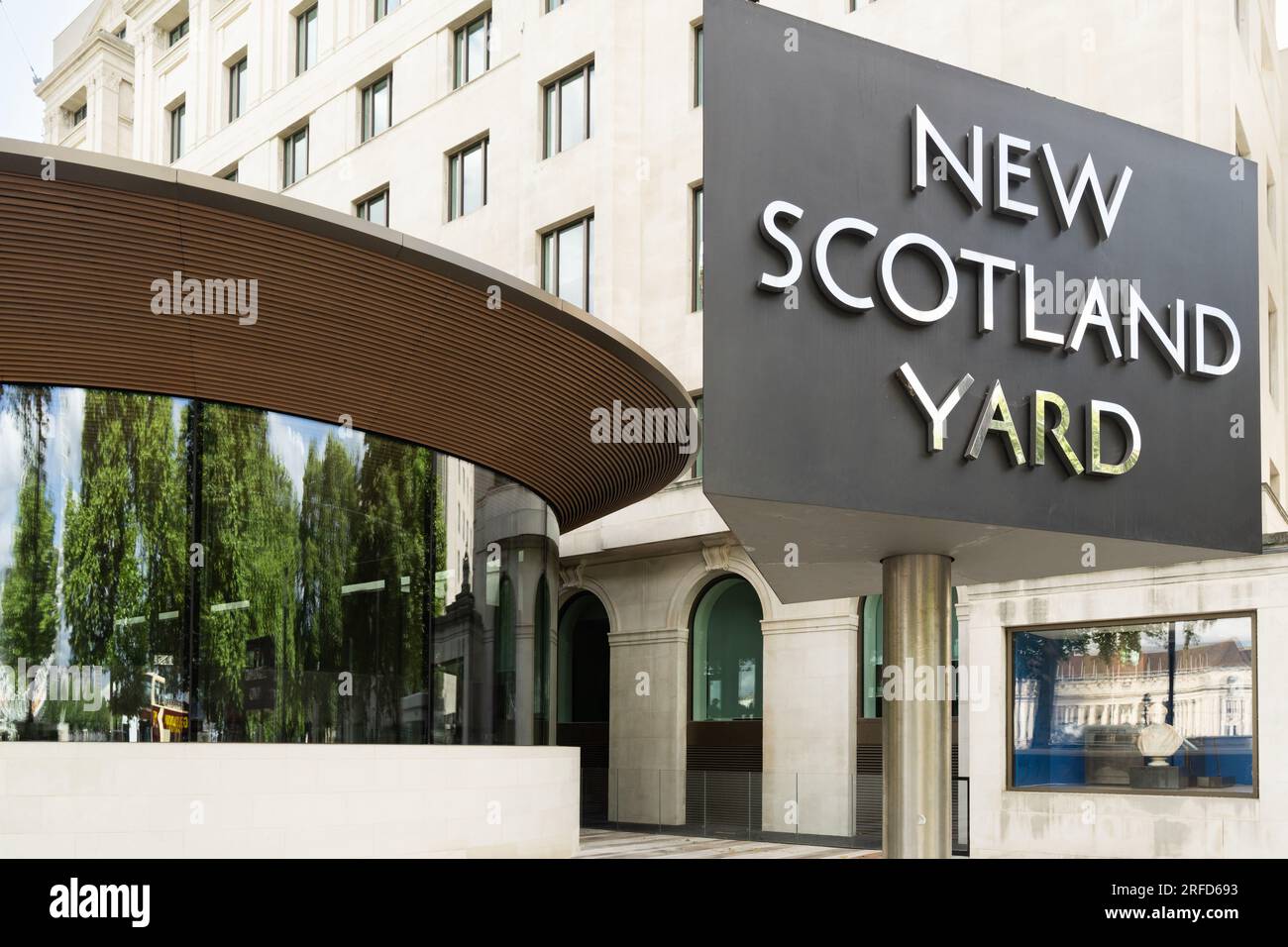 New Scotland Yard is the headquarters of the Metropolitan Police, the territorial police force responsible for policing Greater London's 32 boroughs Stock Photo