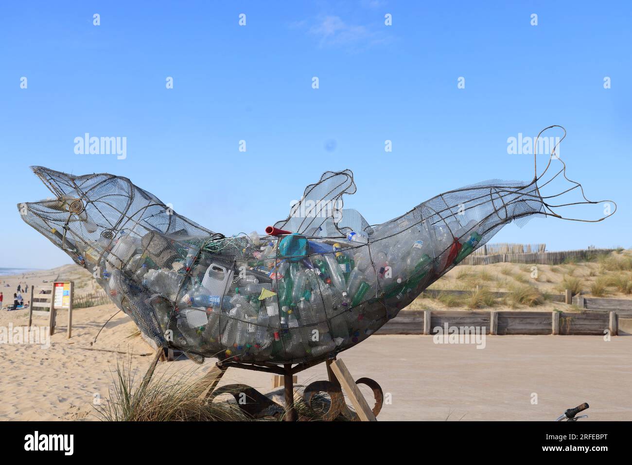 Pollution plastique des océans : sculpture contenant des déchets plastiques rejetés par l’Océan Atlantique sur la plage de Lacanau Océan, Gironde, Nou Stock Photo