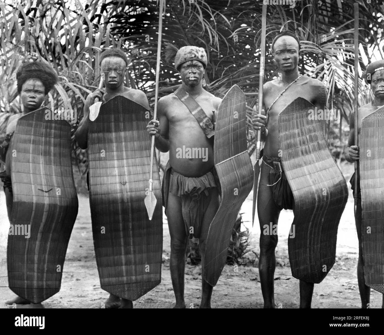 Un groupe de guerriers en armes, au Cameroun. Photographie debut XXeme siecle. Stock Photo