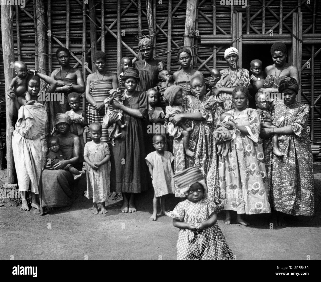 Groupe de jeunes meres chretiennes a Korumban ( Cameroun). Photographie debut XXeme siecle. Stock Photo