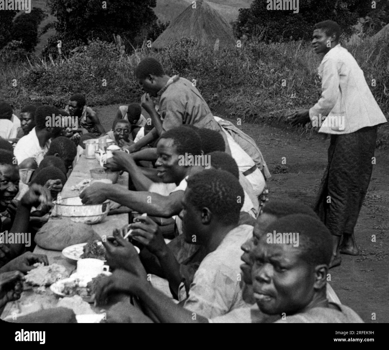Le repas de noce, la table des hommes a Korumban ( Cameroun). Photographie debut XXeme siecle. Stock Photo