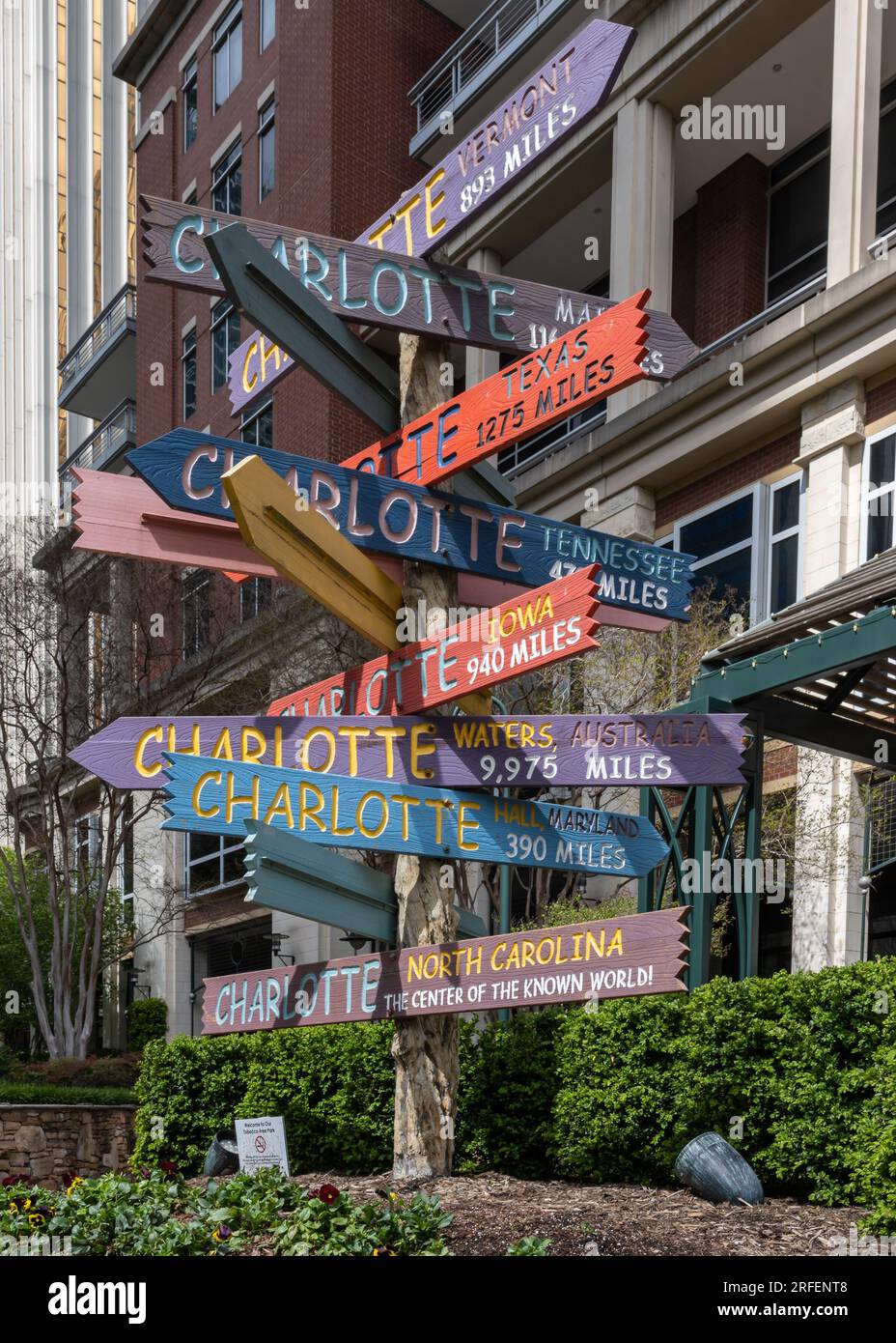 'Charlotte – The Center of the Known World” signpost, in The Green on Tryon Street, Charlotte, North Carolina. Artist: Gary Sweeney. Stock Photo