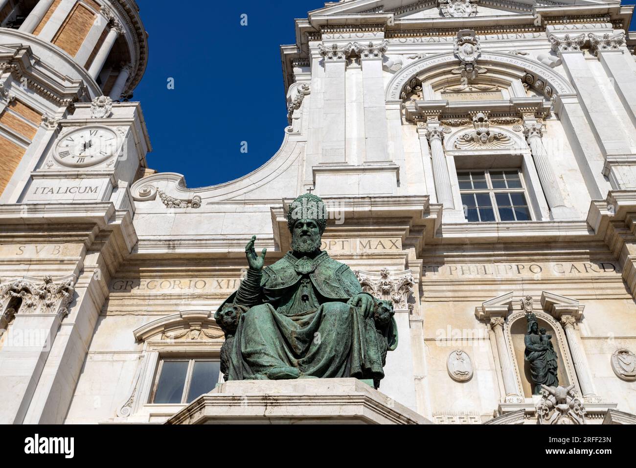 LORETO, ITALY, JULY 5, 2022 - Pope Sixtus V's Monument with the facade of Shrine of the Holy House of Loreto with  in Loreto, Italy Stock Photo