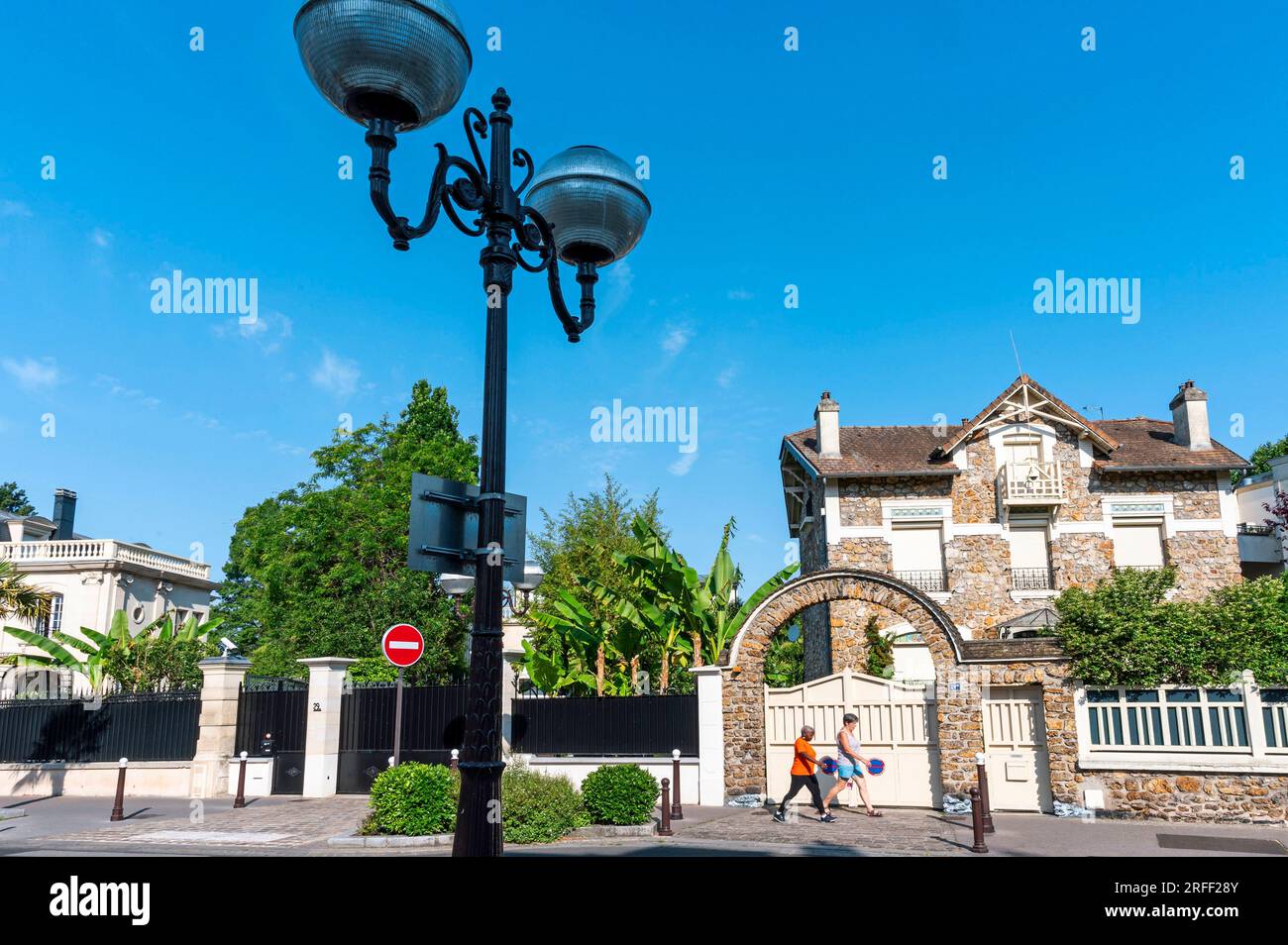 France, Val d'Oise department, Plaine Vallée area, Enghien-les-Bains, Avenue  de la Ceinture Stock Photo - Alamy