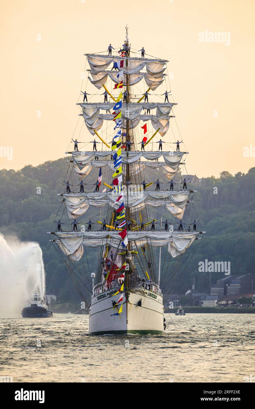 France, Seine-Maritime, Rouen, Armada 2023, festive arrival of Mexican training ship Cuauhtemoc, in downtown river harbour, sailors manning the yards Stock Photo