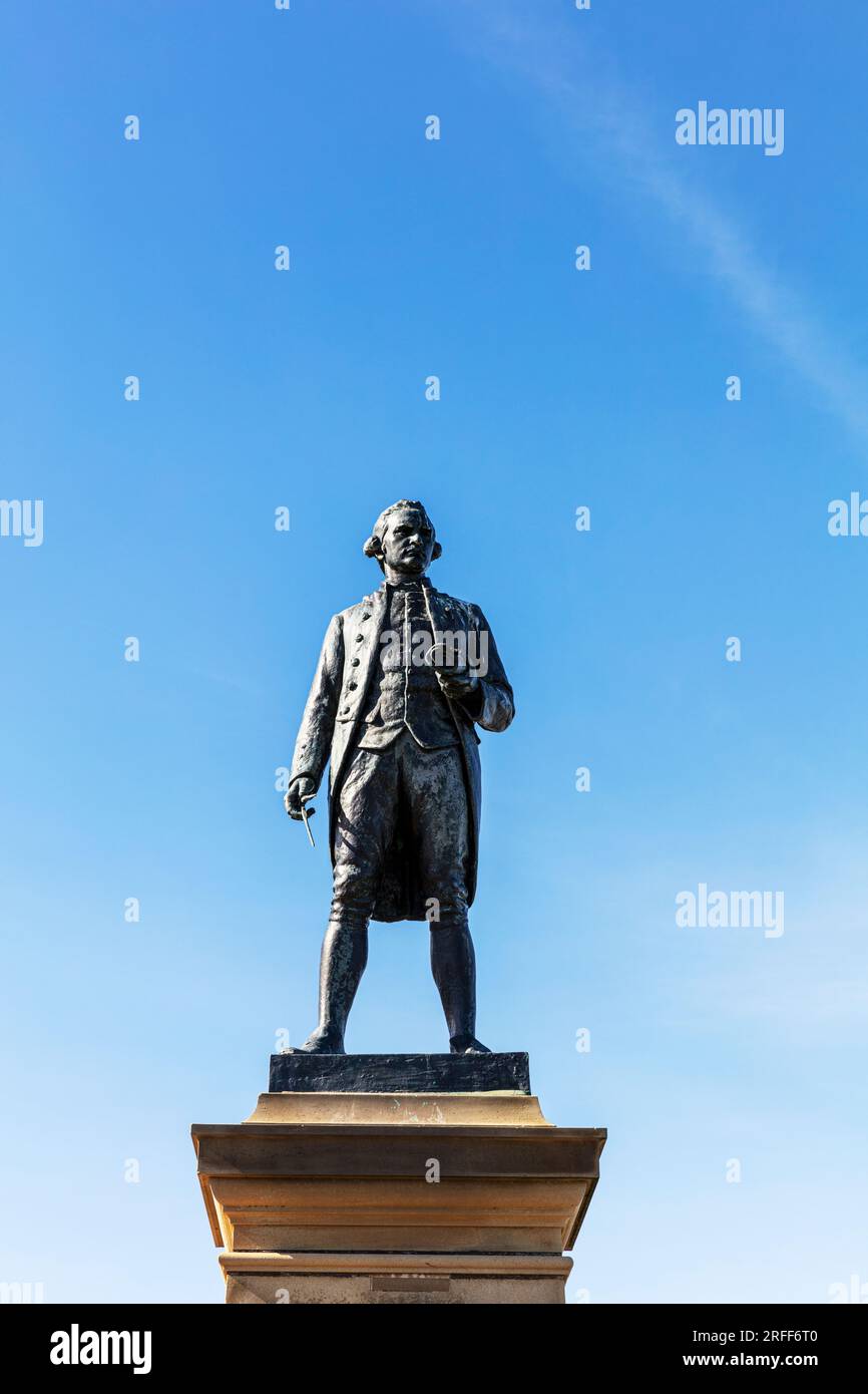 Captain James Cook R.N. 1728 - 1779, statue, monument, memorial, Captain Cook, Captain Cook statue, Captain Cook Whitby, bronze statue, Whitby UK Stock Photo