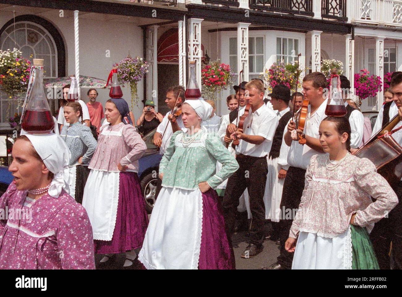 Hungarian folk dance group hi-res stock photography and images - Alamy