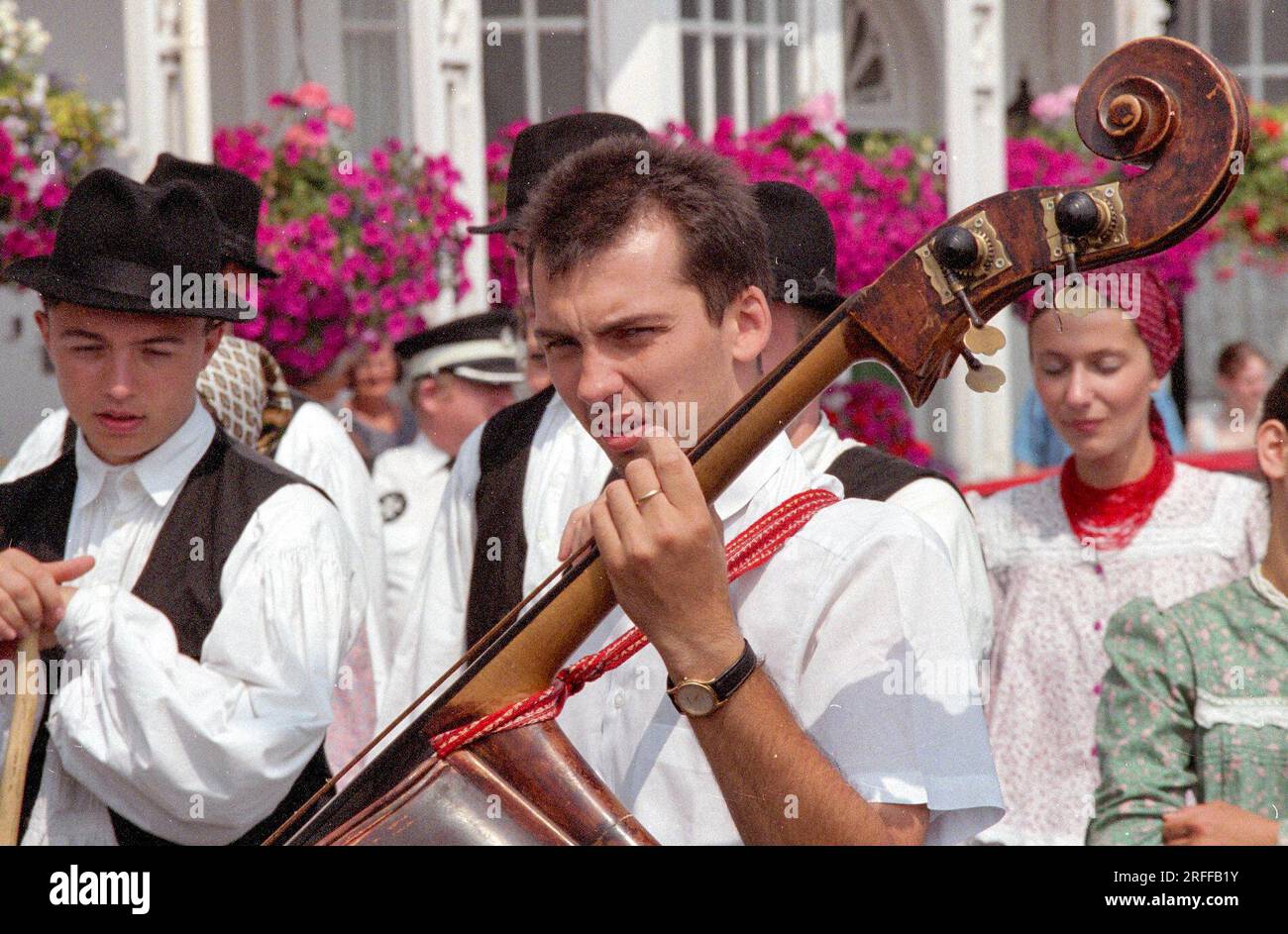 Hungarian folk dance group hi-res stock photography and images - Alamy