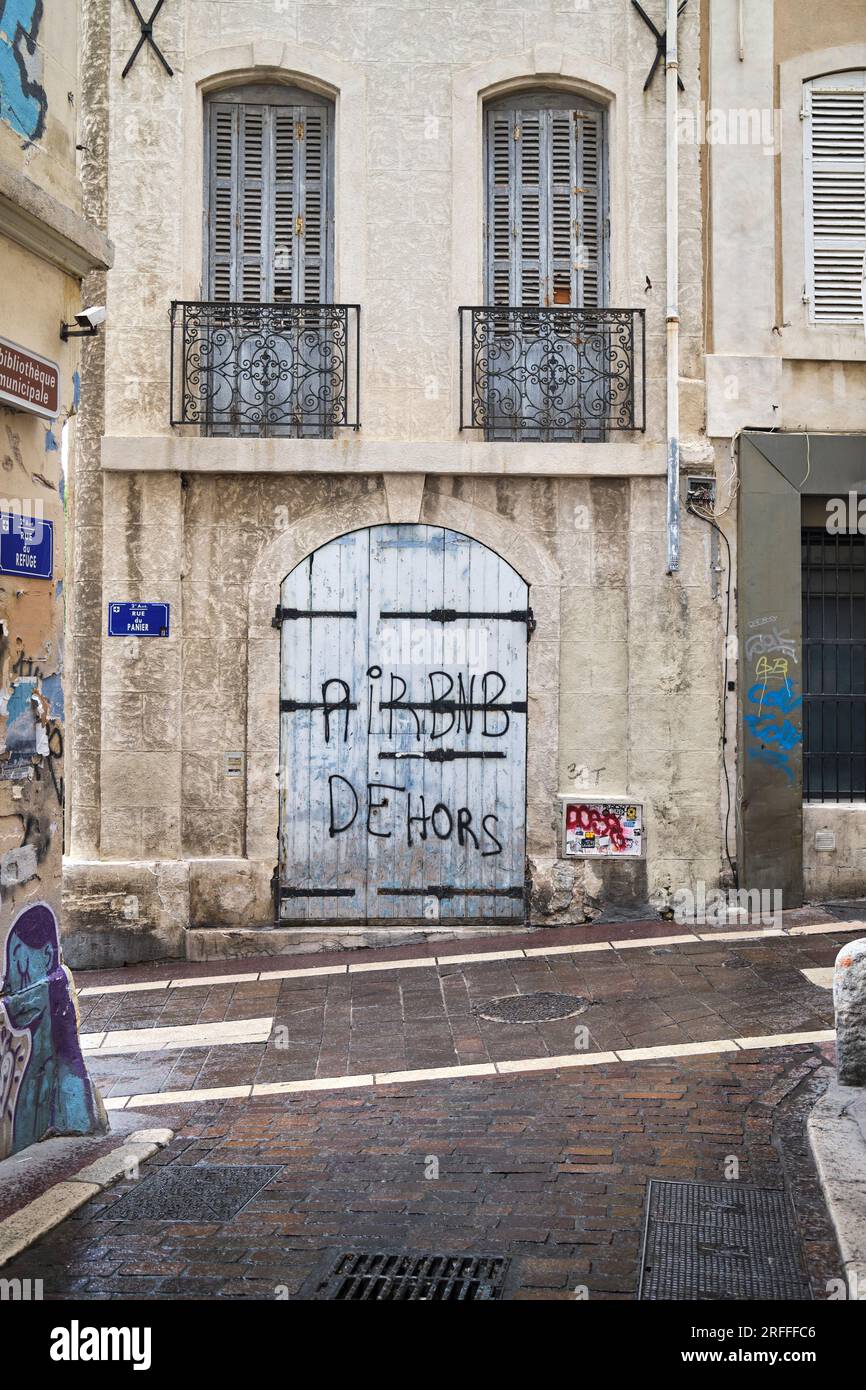 'Airbnb Dehors 'Anti Airbnb protest graffiti in Le Panier District Marseille France Stock Photo