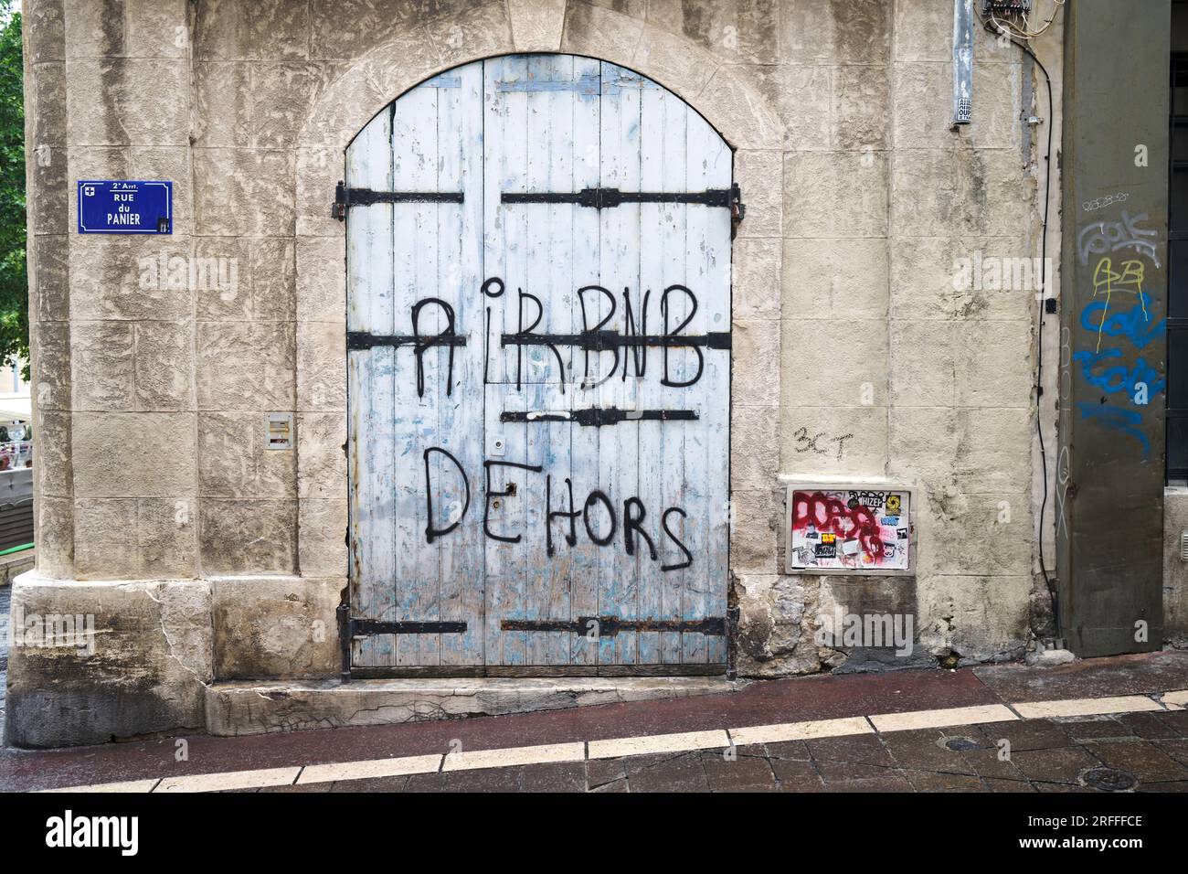 'Airbnb Dehors 'Anti Airbnb protest graffiti in Le Panier District Marseille France Stock Photo